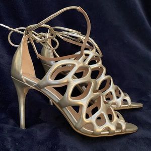BCBGENERATION | JOANNA- SILVER METALLIC HEELS | SIZE 9